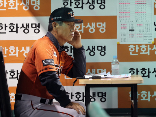 김성근 한화 이글스 감독이 부상 선수들에게 재활이나 수술 대신 즉시 1군에서 뛸 수 있도록 주사를 강요했다는 언론 보도가 나와 충격을 더해주고 있다. 사진=연합뉴스